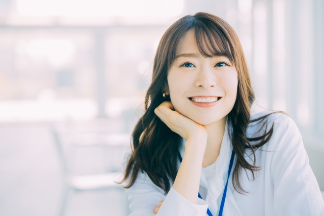 笑顔で歯を見せる女性