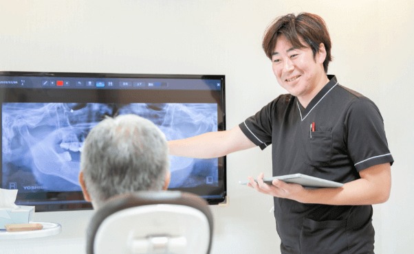患者と話している医師の様子
