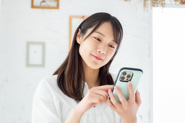 スマホを見る女性