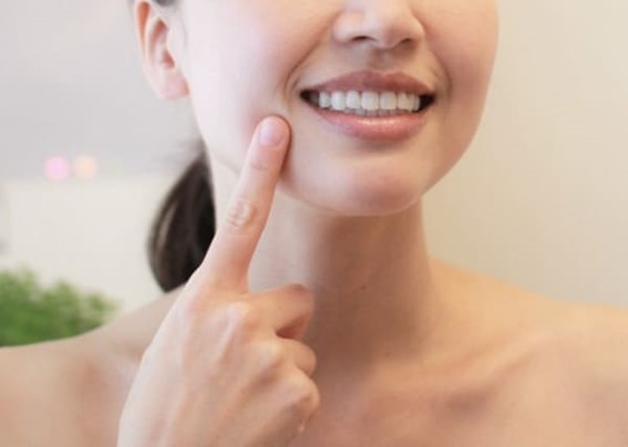 白い歯の女性