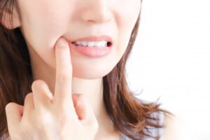 歯を見せる女性