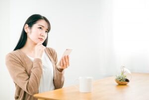 悩んでいる女性
