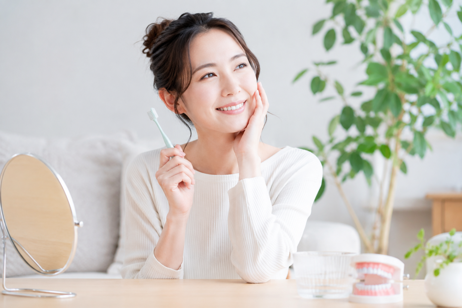 歯科医院で歯ぐきの検査を受ける患者さま